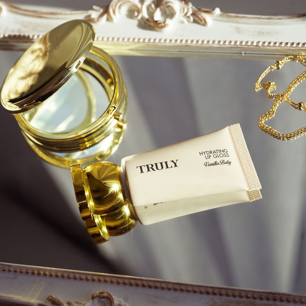 🎀 Truly Hydrating Lip Gloss – Vanilla Baby (Nude Beige) ✨ - Picture 3 of 8